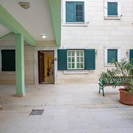 Montesan Luxury Apartment Beach Front Свети-Стефан Экстерьер фото